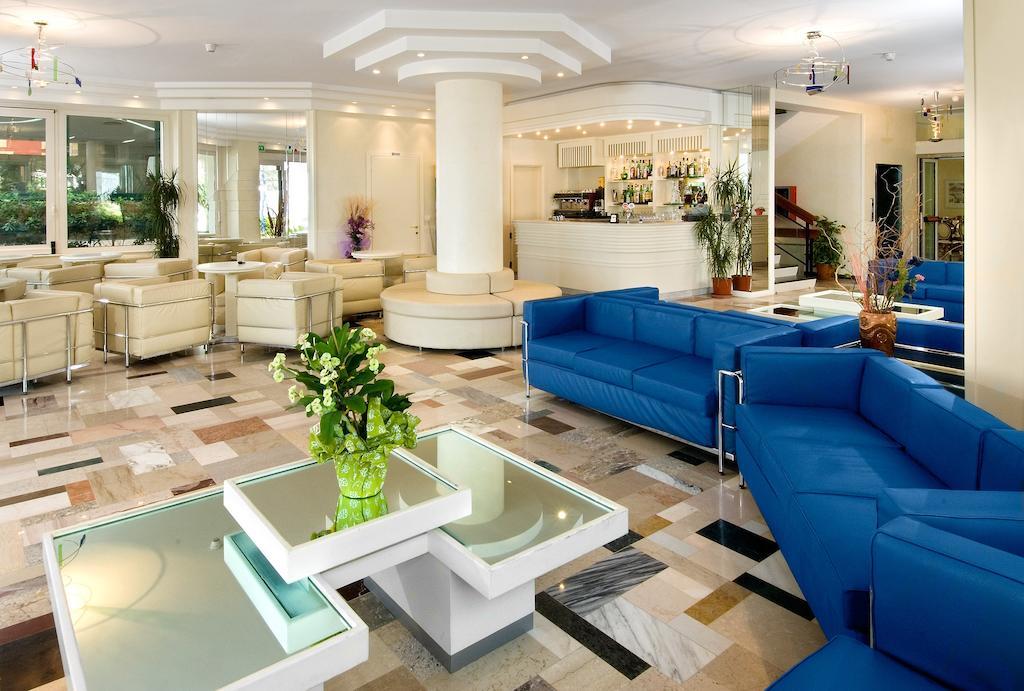 Hotel Prestige Cattolica Exteriör bild